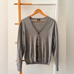 Men’s Uniqlo Gray V-Neck Cardigan Sweater